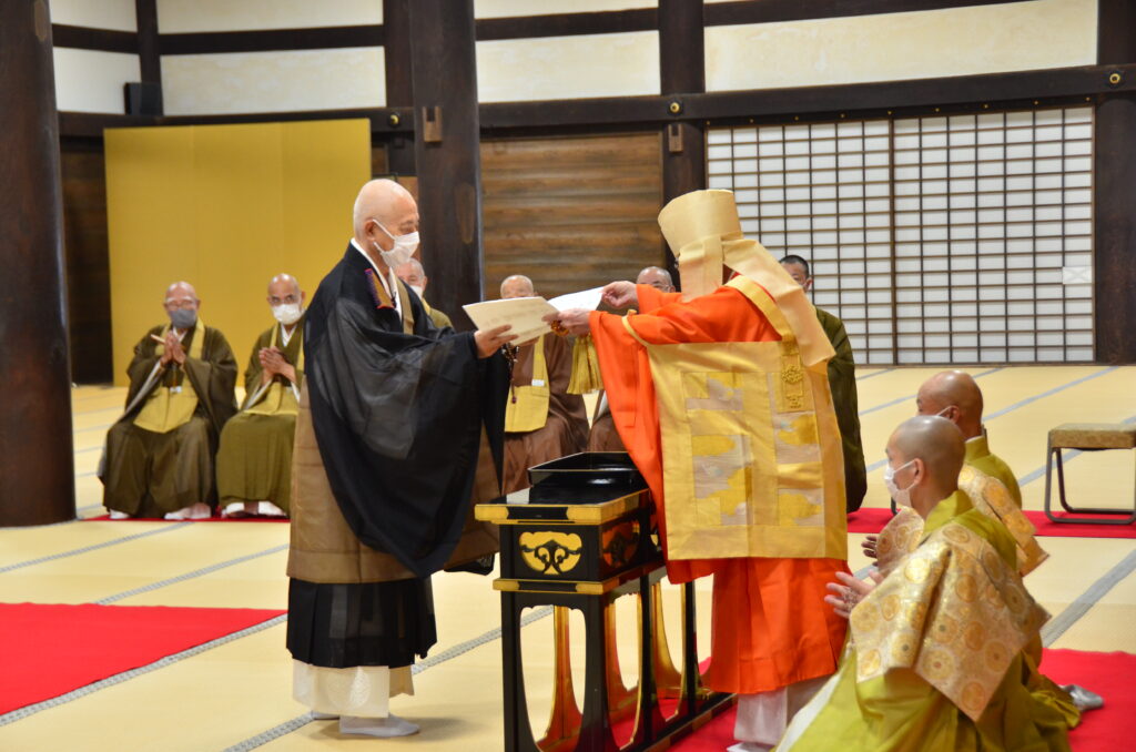 総本山知恩院にて、伊藤門主（右）から認証書が小澤新法主へ授与された